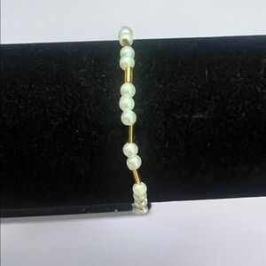 Elegant Gold and Pearl Bracelet